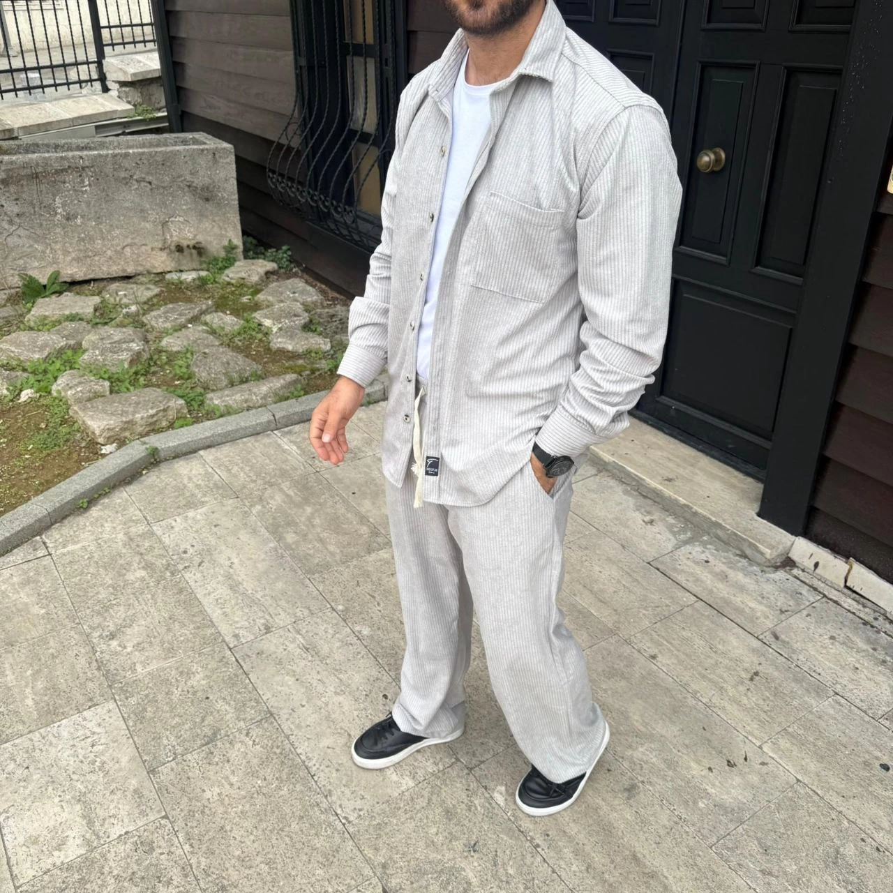 ASSEMA Erkek Kadife Oversize Takım - Gömlek ve Pantolon İkili Set Füme Corduroy Şıklığı, Rahat ve Zarif Duruş Yumuşak Dokulu Kadife Kumaş, Düğmeli Gömlek Üst ve Lastikli Pantolon Alt Parça ile Gün Boyu Konfor- Gri