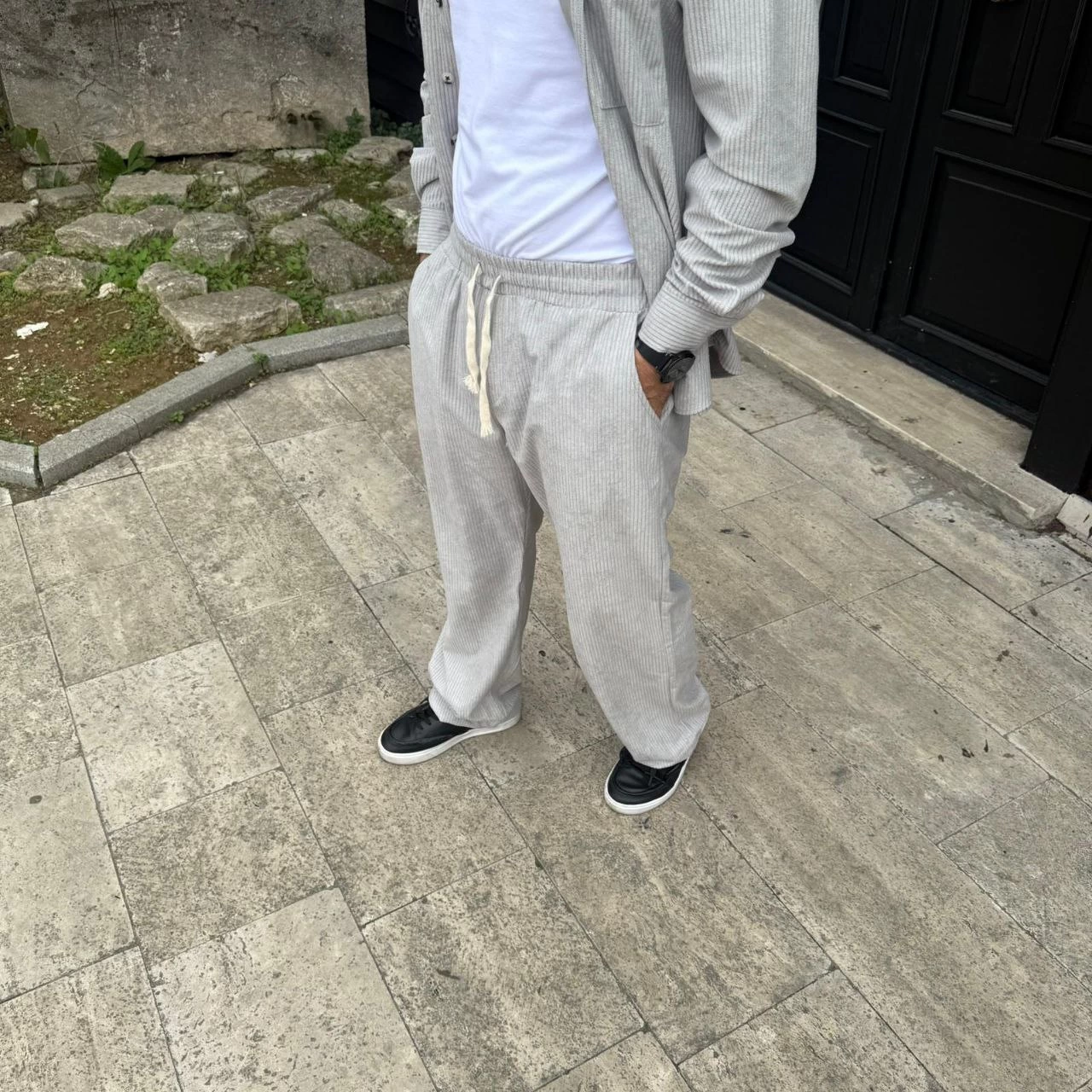 ASSEMA Erkek Kadife Oversize Takım - Gömlek ve Pantolon İkili Set Füme Corduroy Şıklığı, Rahat ve Zarif Duruş Yumuşak Dokulu Kadife Kumaş, Düğmeli Gömlek Üst ve Lastikli Pantolon Alt Parça ile Gün Boyu Konfor- Gri