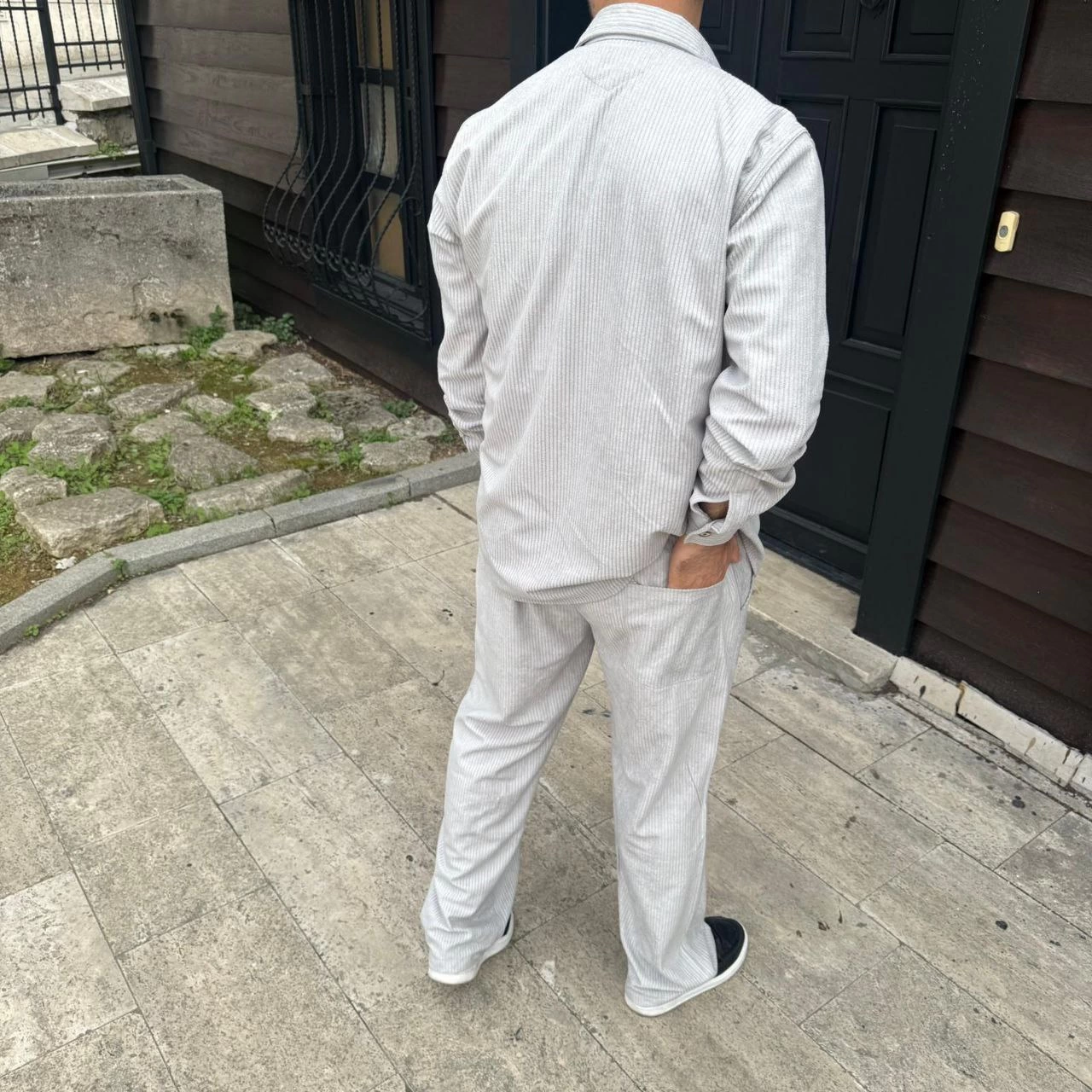 ASSEMA Erkek Kadife Oversize Takım - Gömlek ve Pantolon İkili Set Füme Corduroy Şıklığı, Rahat ve Zarif Duruş Yumuşak Dokulu Kadife Kumaş, Düğmeli Gömlek Üst ve Lastikli Pantolon Alt Parça ile Gün Boyu Konfor- Gri